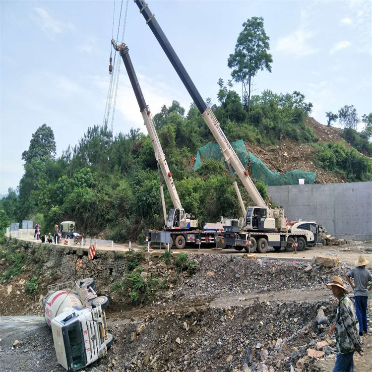 白云汽车掉沟里叫吊车救援要多少钱